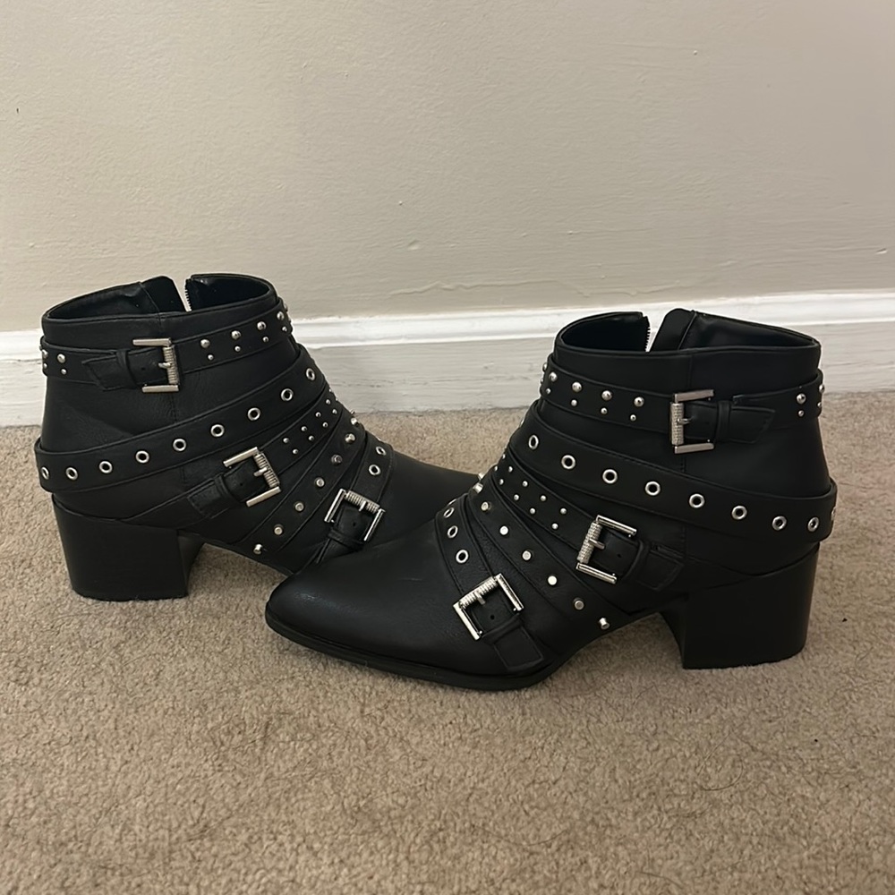 Boot studded ankle boots